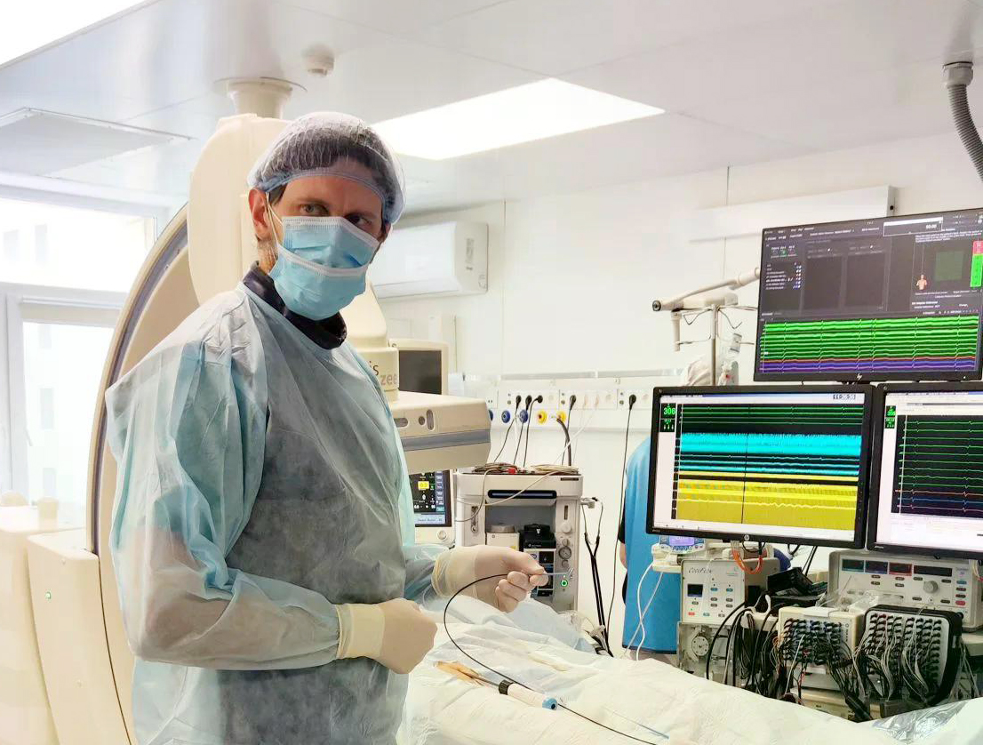 Горев М. В. за работой в операционной