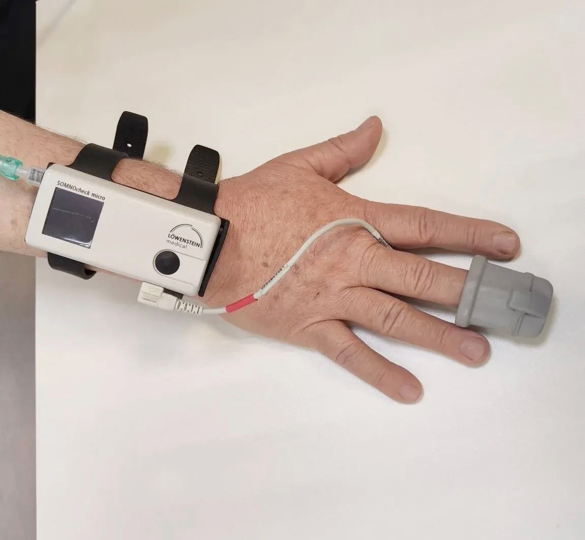 Крепление датчика  и пульсоксиметра к запястью пациента