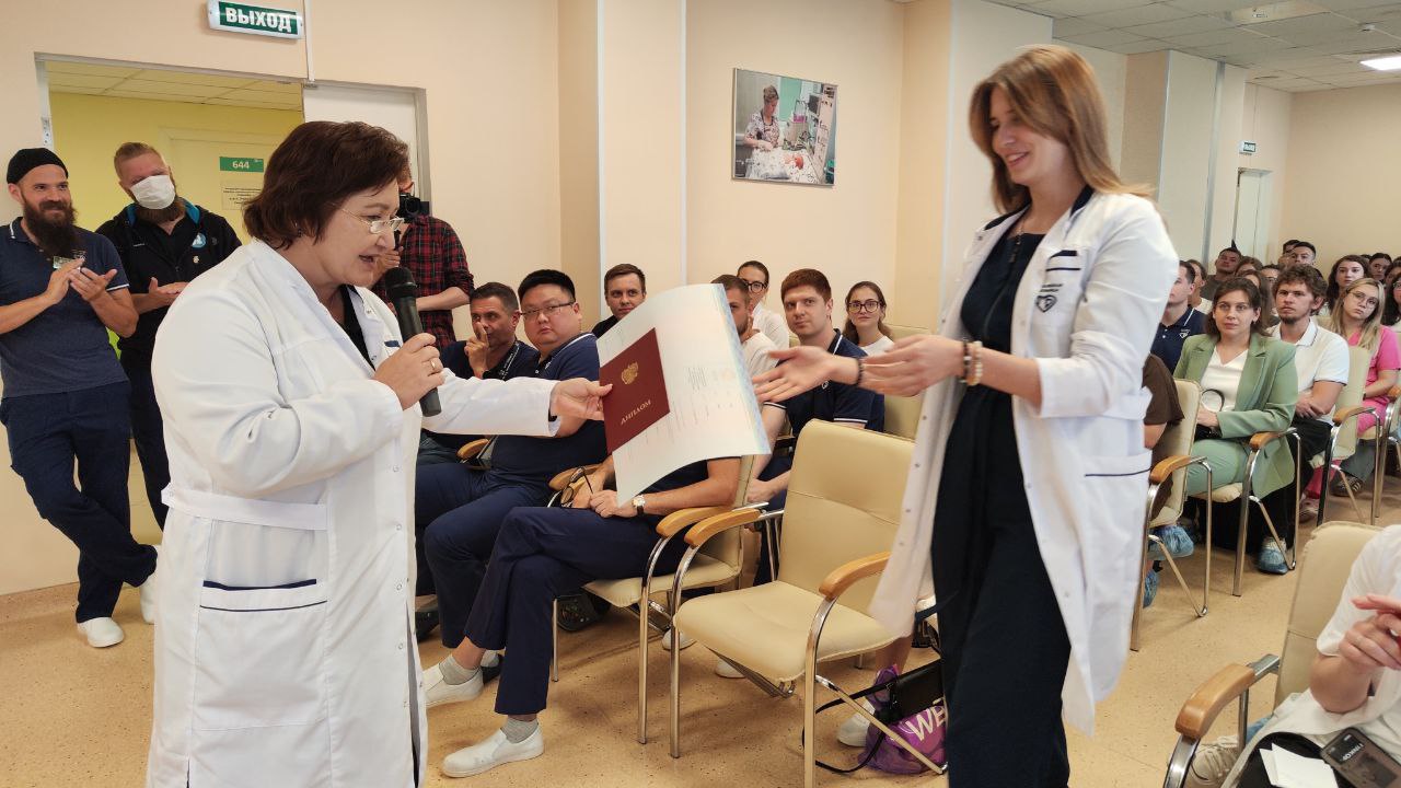 Фролова Надия Фяатовна вручает диплом