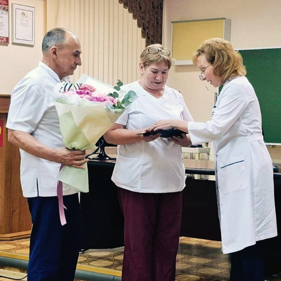 Награду вручают директор МКНИЦ Больница 52 Лысенко М.А. и президент Вторенко В.И.