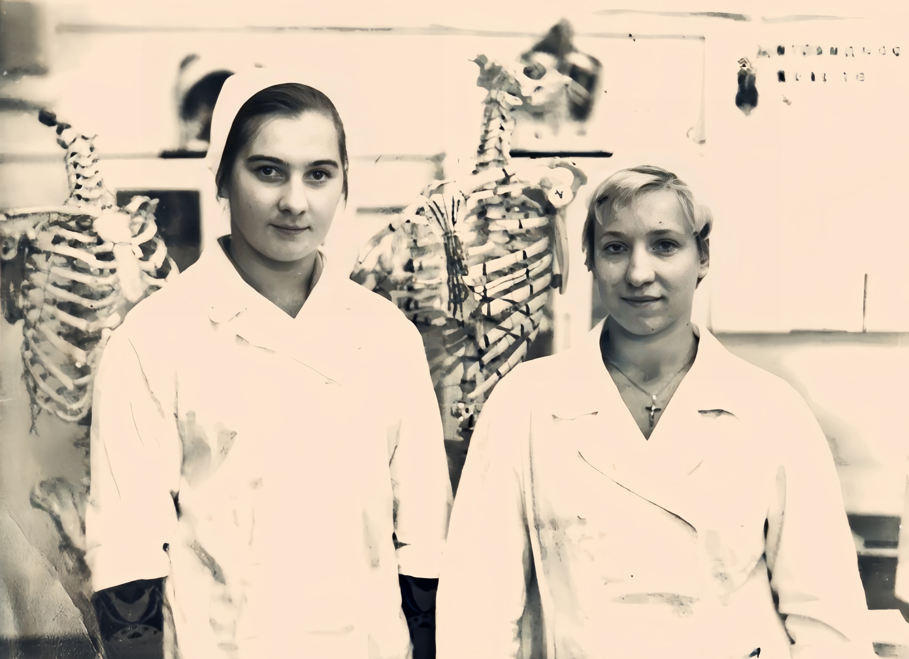 Сало Л.В. (слева) со студенткой